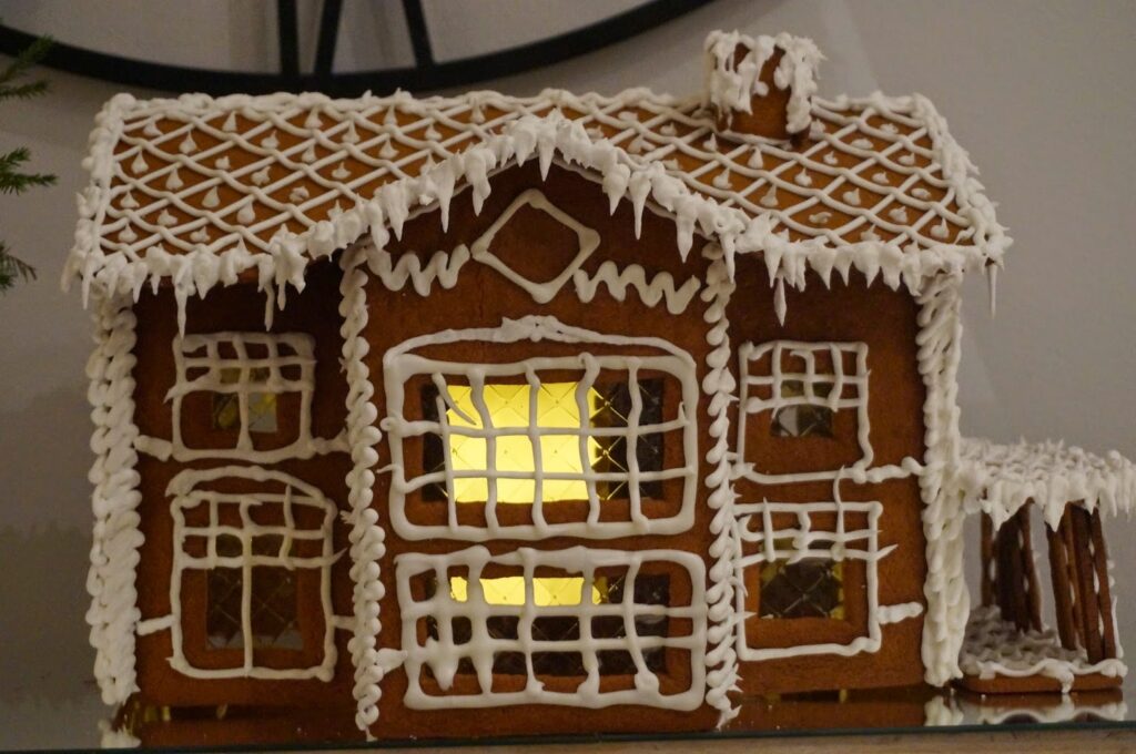 Ett av våra hus som pepparkakshus ser vi inte ofta.